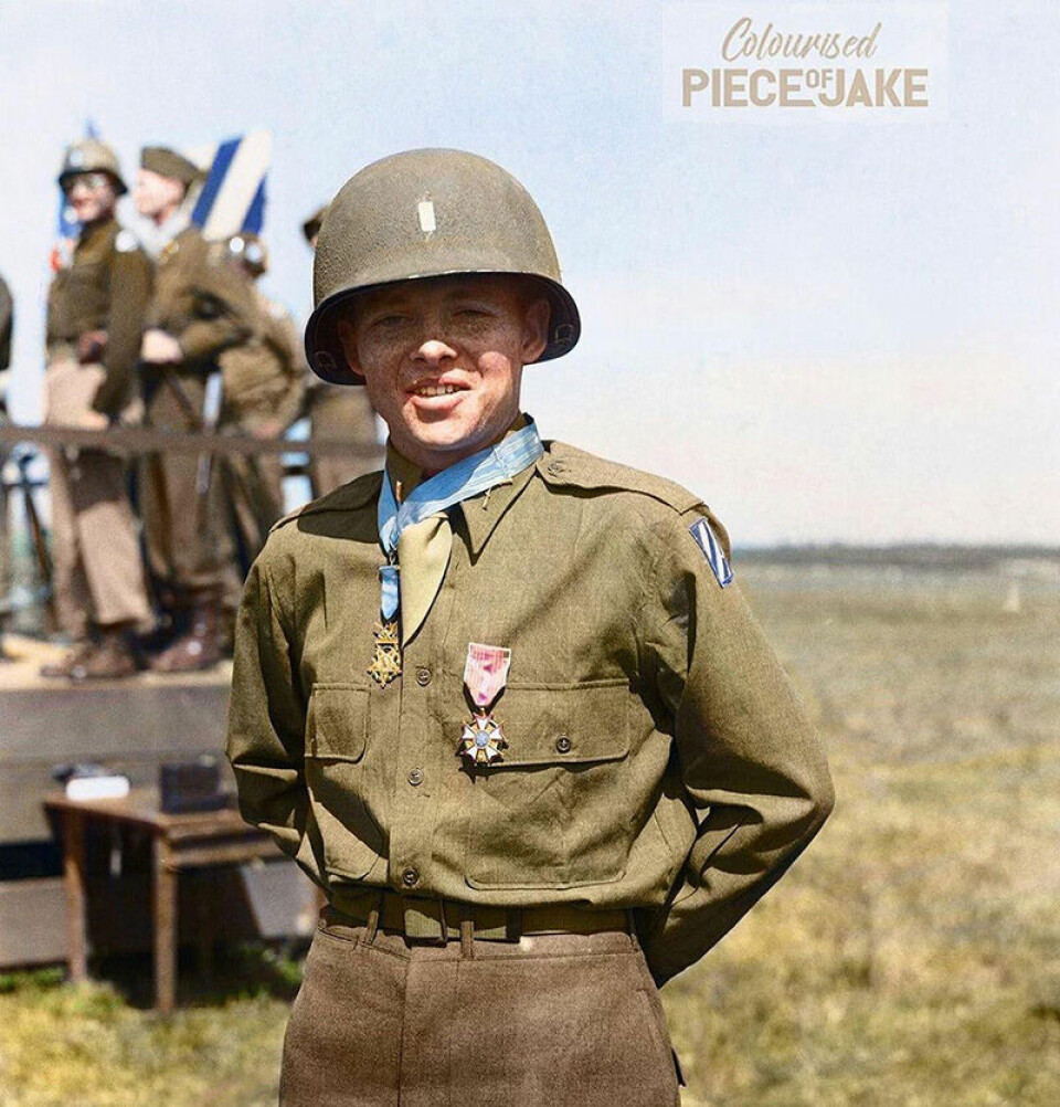 MEDAL OF HONOR: Her har Audie Murphy nettopp mottatt den høyeste militære utmerkelsen i USA for sitt heltemot ved Holtzwihr i Frankrike, i januar 1945.