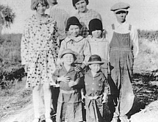 <b>SØSKENFLOKK:</b> Familien Murphy var fattige, så det eksisterer ikke så mange bilder av familien, men dette skal være åtte av de 12 barna i familien, med Audie til høyre bak.