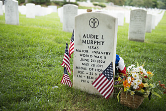 <b>BEGRAVD BLANT VETERANER:</b> En flystyrt tok livet til historiens mest dekorerte soldat, Audie Murphy. Minnene fra krigen plaget ham til det siste.