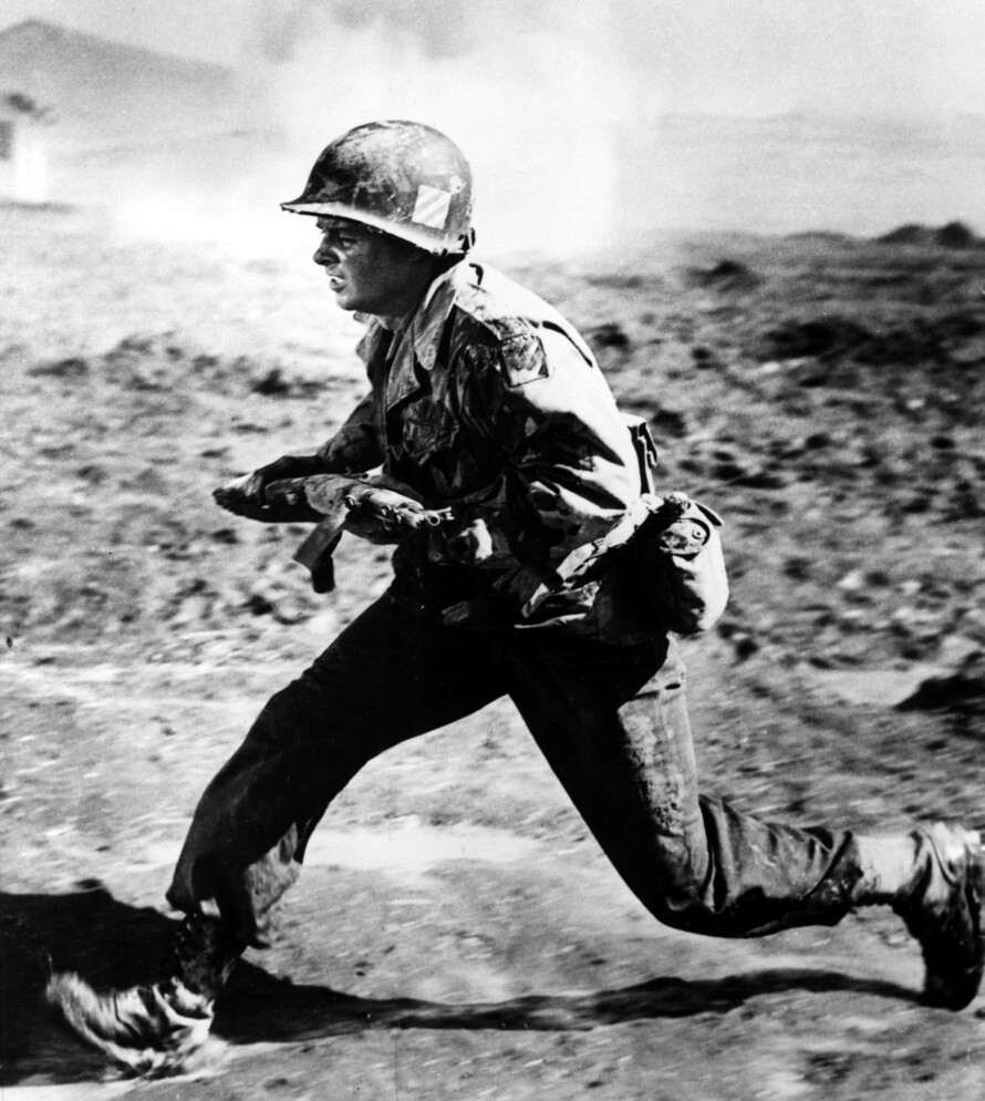 PÅ FILM: Det finnes ikke bilder av Audie Murphy under kampene i Europa, men han gjenskapte mange av scenene i filmen To Hell and Back.