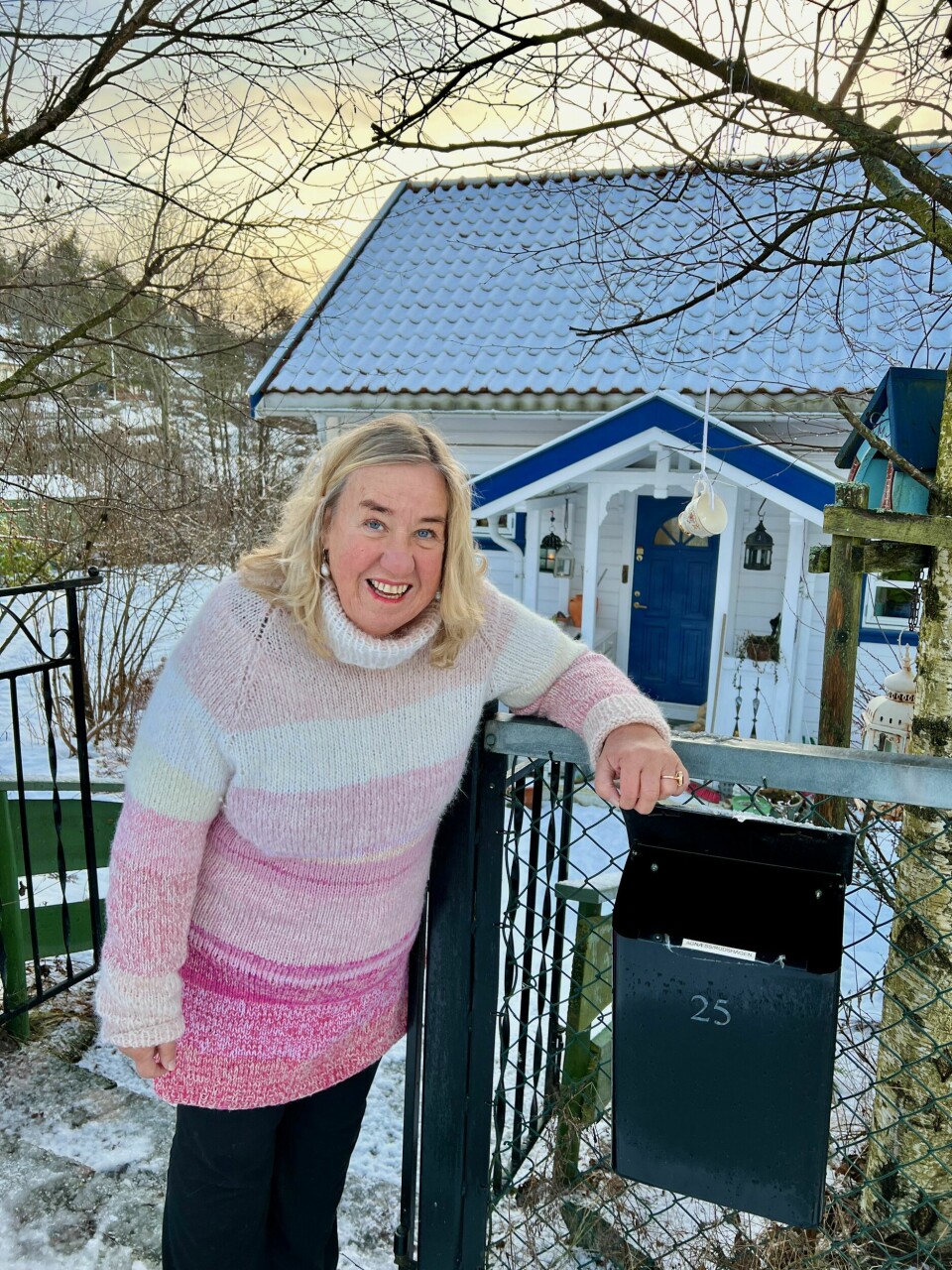 POSTKASSE-MAGI: Første gangen Torill fant maleri og kort fra Janet i postkassen, ble hun dypt rørt og glad. Det førte til at Janet fortsatte å sende bilder og ord hver torsdag i 43 uker!