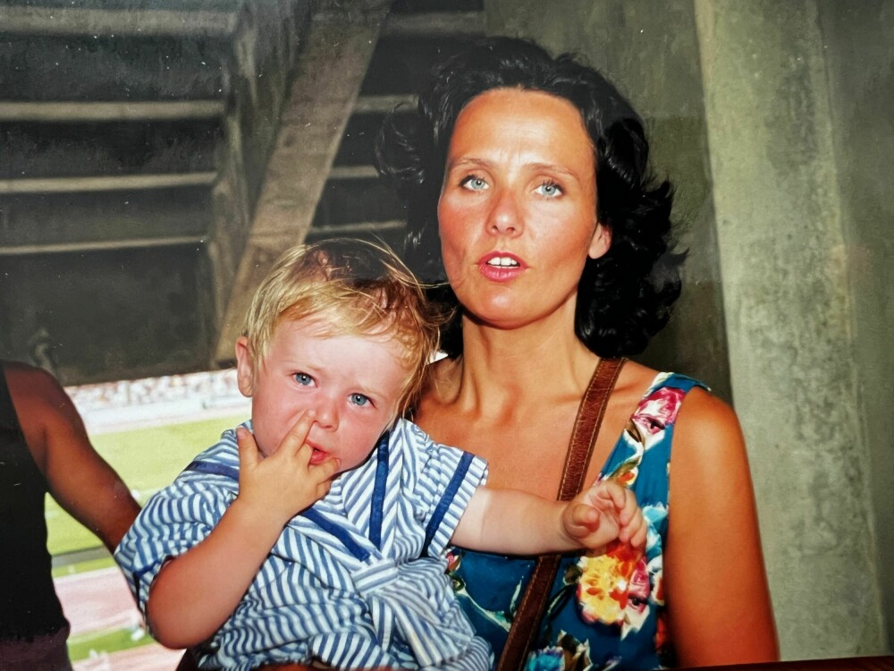 <b>MAMMAS GULL:</b> Filip på to år sammen med mamma Lill. Hun døde i 1999 og var Frids yngste datter.