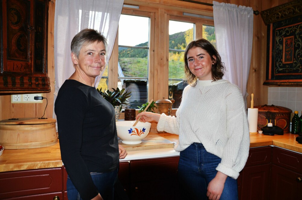 <b>MATGLEDE:</b> Arne Brimi takker kona Unni (t.v.) for at hun har tatt seg av det meste der hjemme mens han har jobbet som gründer. Både kona og datteren Anna (t.h.) er utdannet kokker. 
