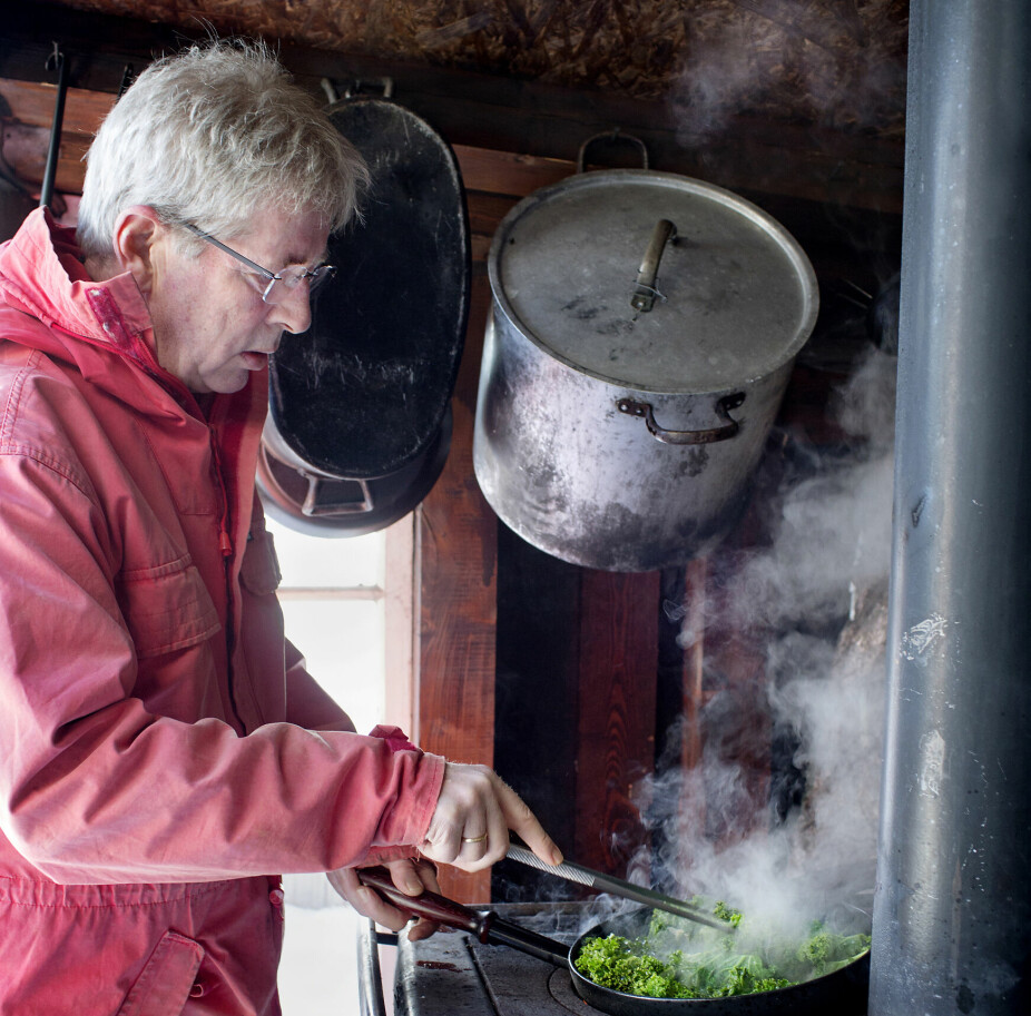 UTEKOKK: Arne Brimi lager mat på uteløkken på Vianvang.