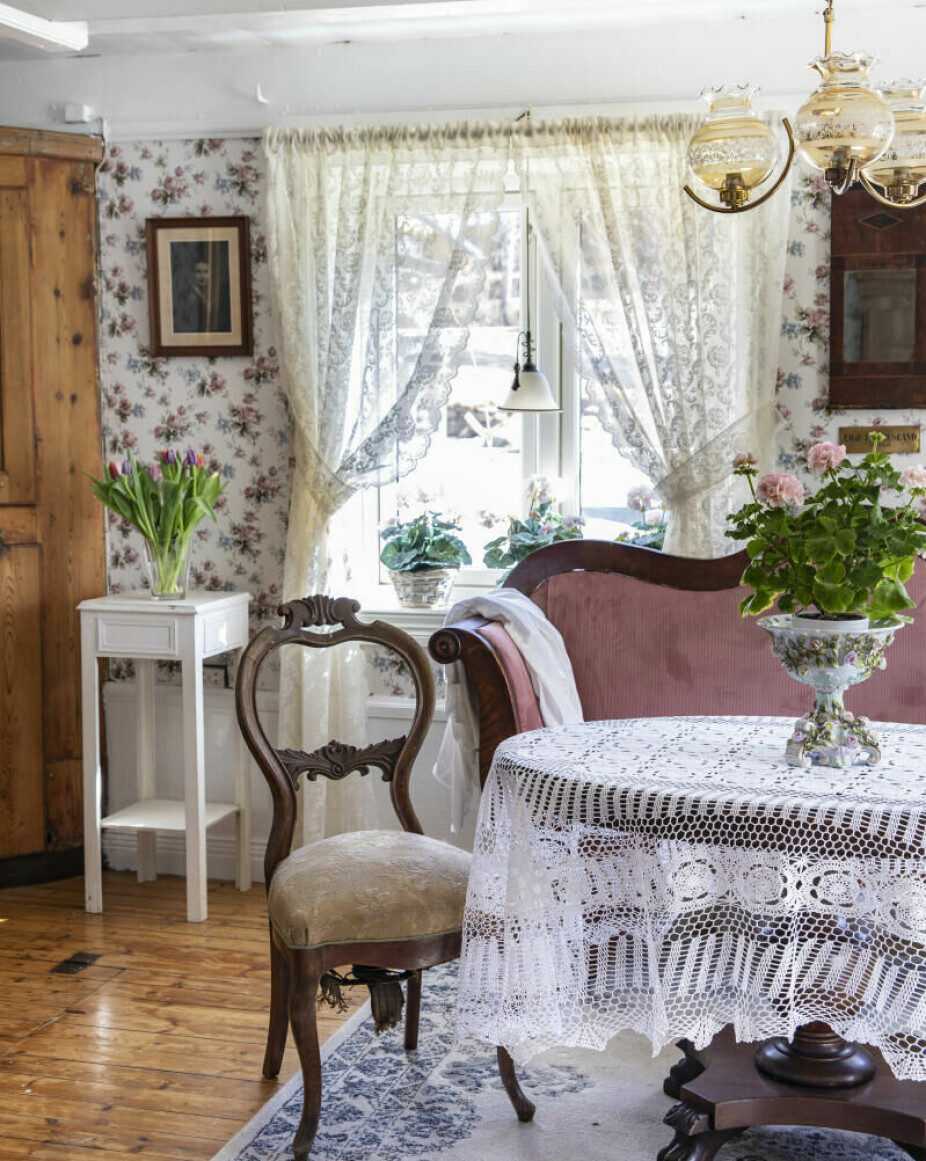 ENGELSK COTTAGESTIL: Dette rommet har Annette innredet i den engelske cottagestilen. Hun liker blomster, teselskap og blondegardiner.