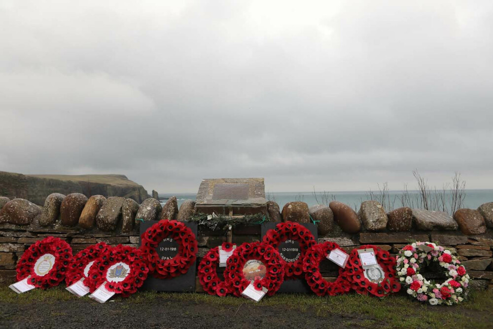 <b>VALMUER:</b> Røde valmuer på Rememberance Sunday. Slik minnes de omkomne fra HMS Opal og HMS Narborough ved Hesta Head i november hvert år.