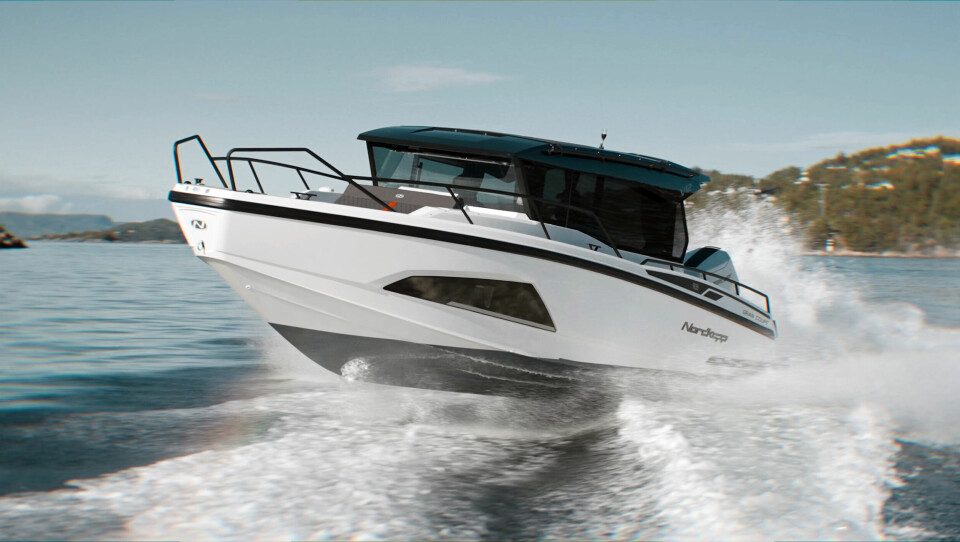 KJØREMASKIN: Toppfart på 58 knop er fort, men det aller beste med 905 V12 er evnen til høy marsjfart, også om det skulle bli litt bølger underveis.