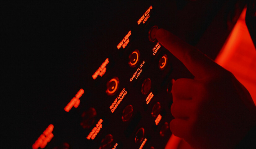 KNAPPER: Betjeningsløsningen er i utgangspunktet bra, men vi skulle ønske oss en litt tydeligere organisering av viktige og litt mindre viktige knapper.