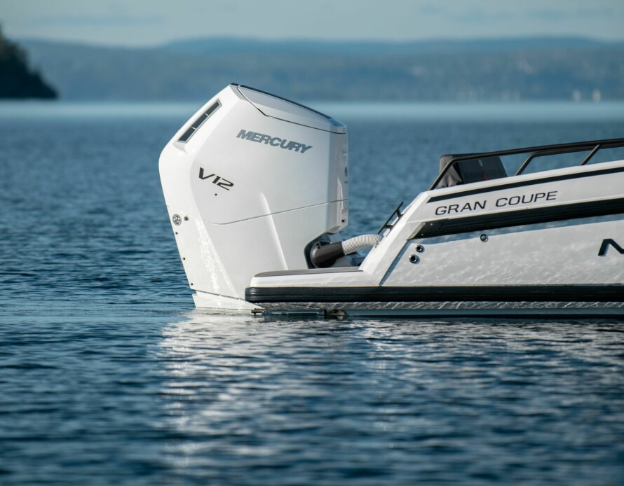 VENNLIG KJEMPE: Ikke forvent motorbrøl i offshoreklassen. Mercurys V12-motor handler om harmoni i alt fra kraftutvikling, motorlyd, vibrasjoner til manøvreringsegenskaper.