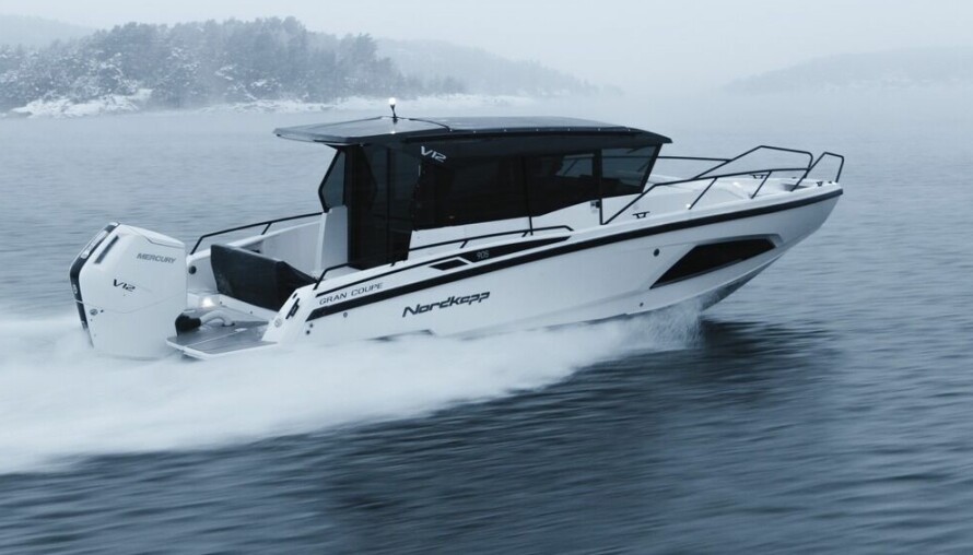 RÅSKINN;: Det var skikkelig vintervær da vi kjørte Nordkapp Gran Coupe 905 V12.