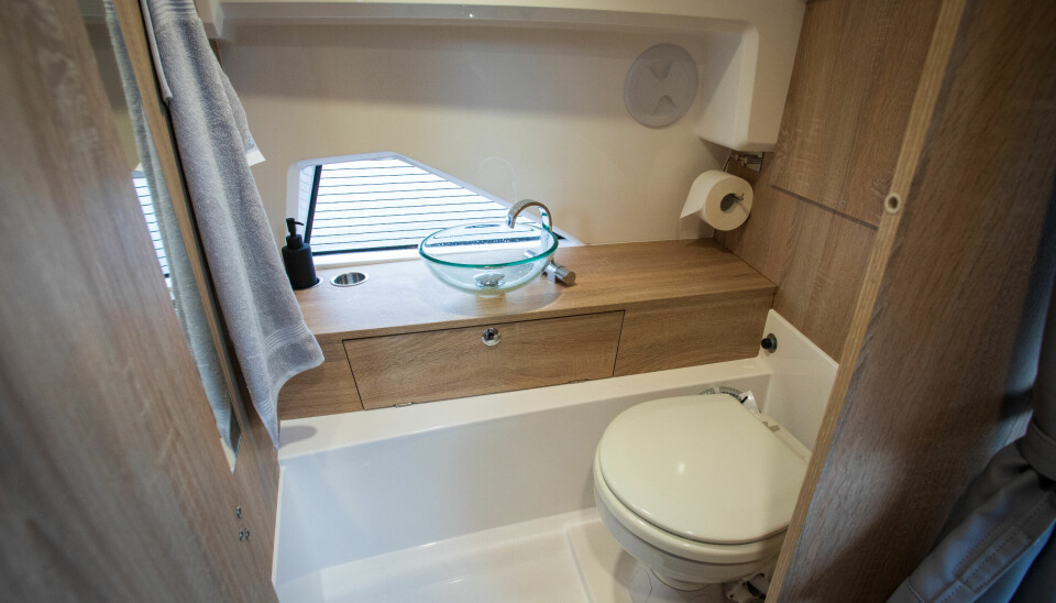 UTSTYR: Elektrisk toalett med tank er standard.