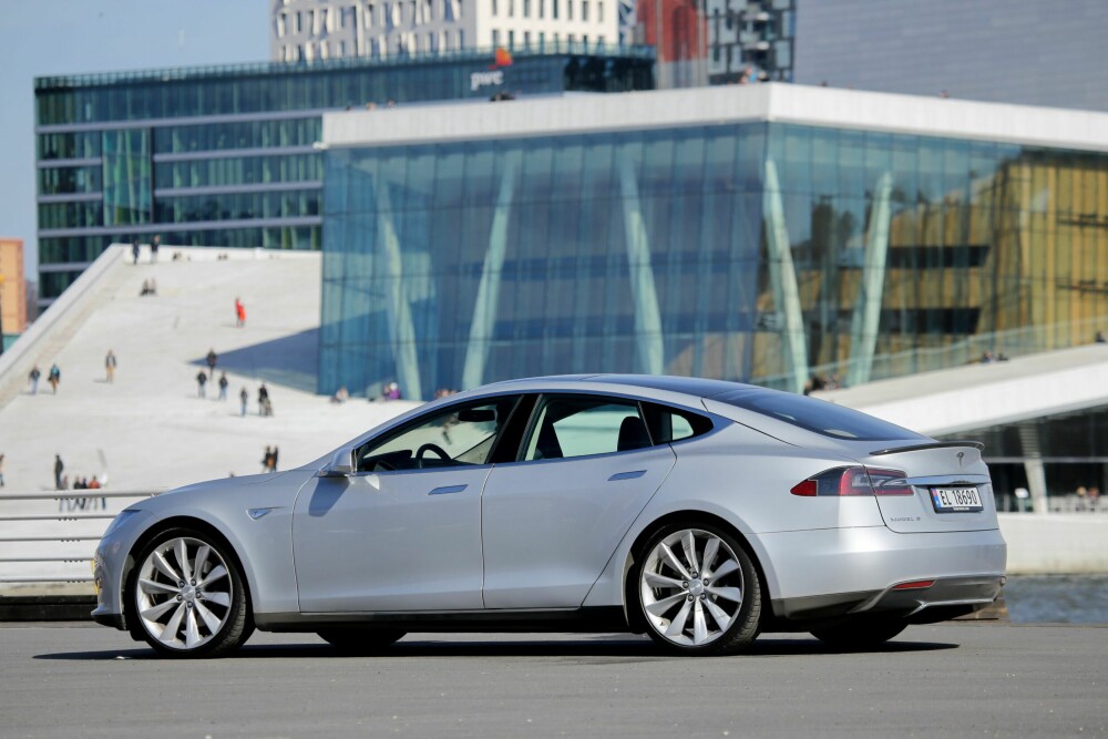<b>2013:</b> Design- og kjøremessig var Model S noe helt nytt i 2013. Endringene i utseendet er ikke store til 2023-modellen.