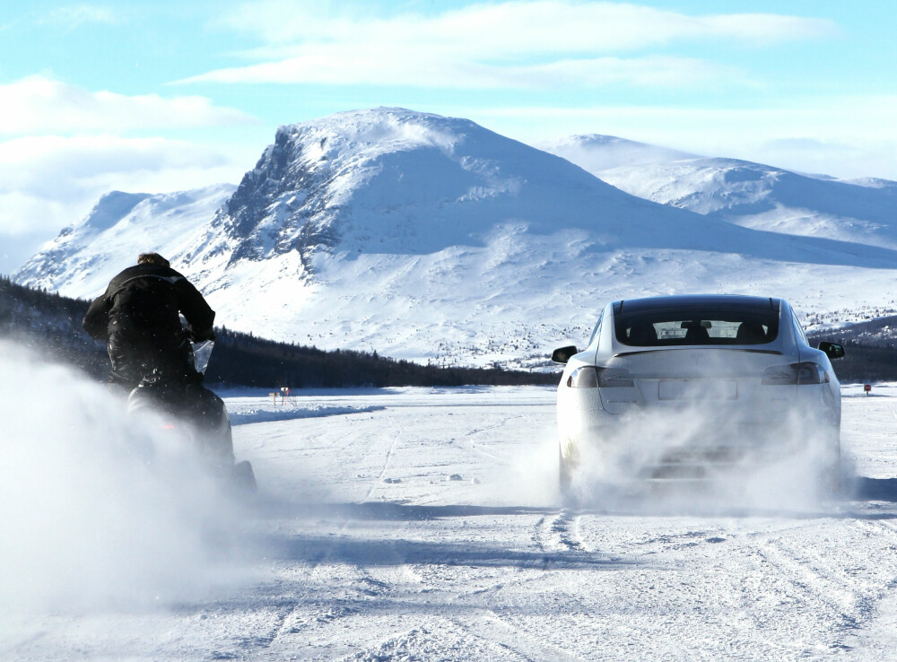 <b>2015:</b> Vi Menns video med Model S P85D som kjører fra snøskuter på isbane gikk verden rundt.