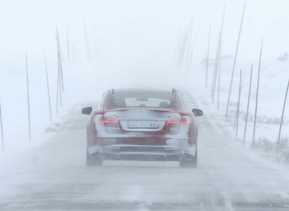 <b>FØRSTE VINTERTEST:</b> Vi testet Model S på skikkelig vinterføre for første gang i 2014. Det var en P 85+-versjon med bakhjulstrekk. Vi konkluderte med at vinteregenskapene var stødige.