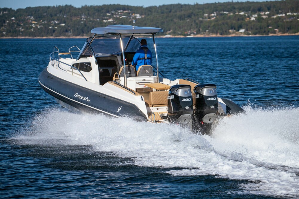 <b>SOM STØPT:</b> Duoprop-motorene fra Suzuki sørger for et utrolig grep i vannet. Dessuten har båten fin balanse i både i lengderetning og sideveis hvis du får skikkelig løft i bølgene. 