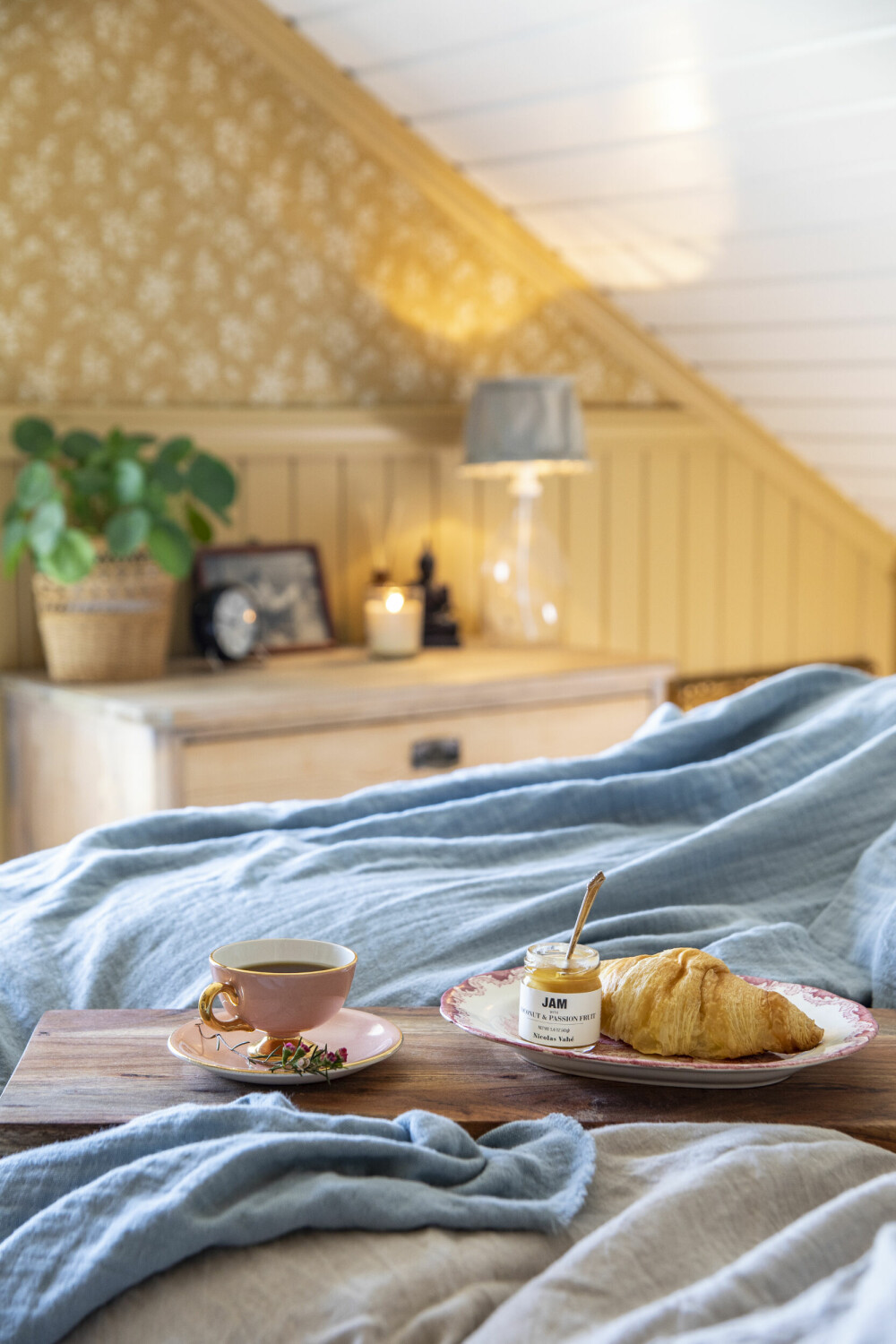 SOVEROM: Frokost på senga er skikkelig luksus. Utenfor soverommet har paret en liten veranda med flott sjøutsikt.