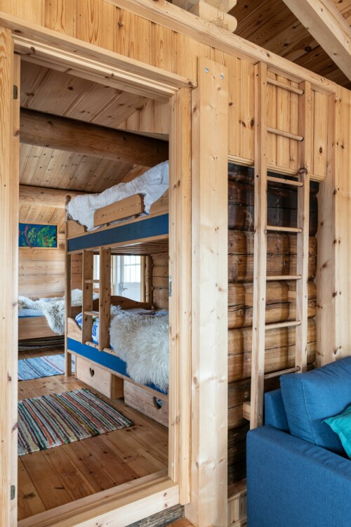 SOVEROM: Den gamle hytta brukes nå som soverom. Stigen leder opp til en hems der det finnes flere gjestemadrasser. Selv foretrekker Gunhild å tilbringe natten utendørs.