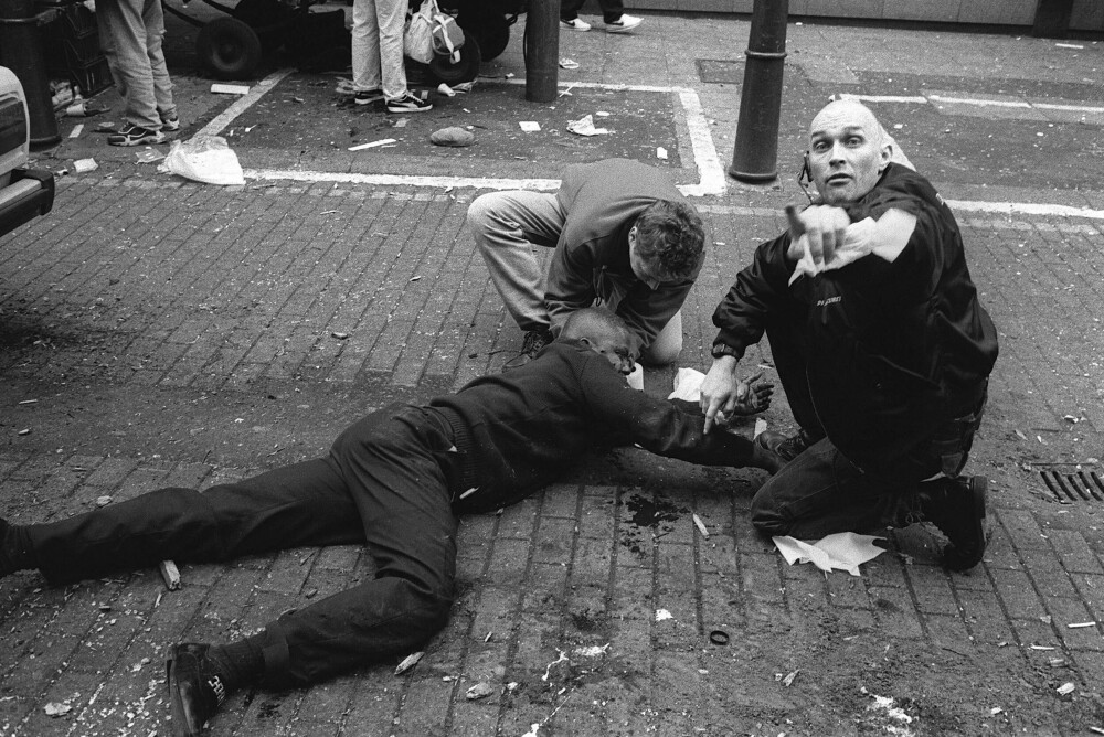 Innvandrer-mål. Første av tre spikerbomber ble detonert i Brixton, syd i London. Mange ble skadd, men ingen drept, enda gjerningsmannen håpet å skape så mye kaos at en rasekrig ble utløst.