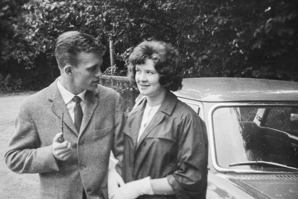 <b>FORELSKET: </b>Det nyforelskede paret på en kjøretur i 1959.