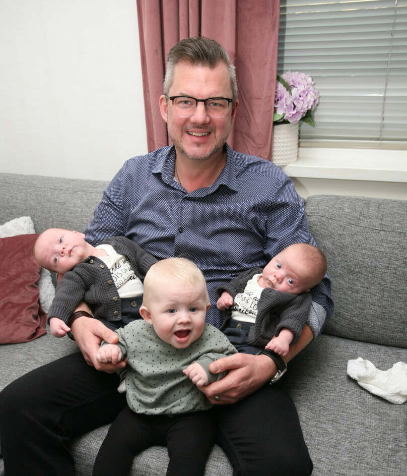 BABYKOS: Marcus Schönbeck er bestefar til Melwin (i midten) og pappa til tvillingene Elton og Milion. De to minste er onklene til eldstemann.