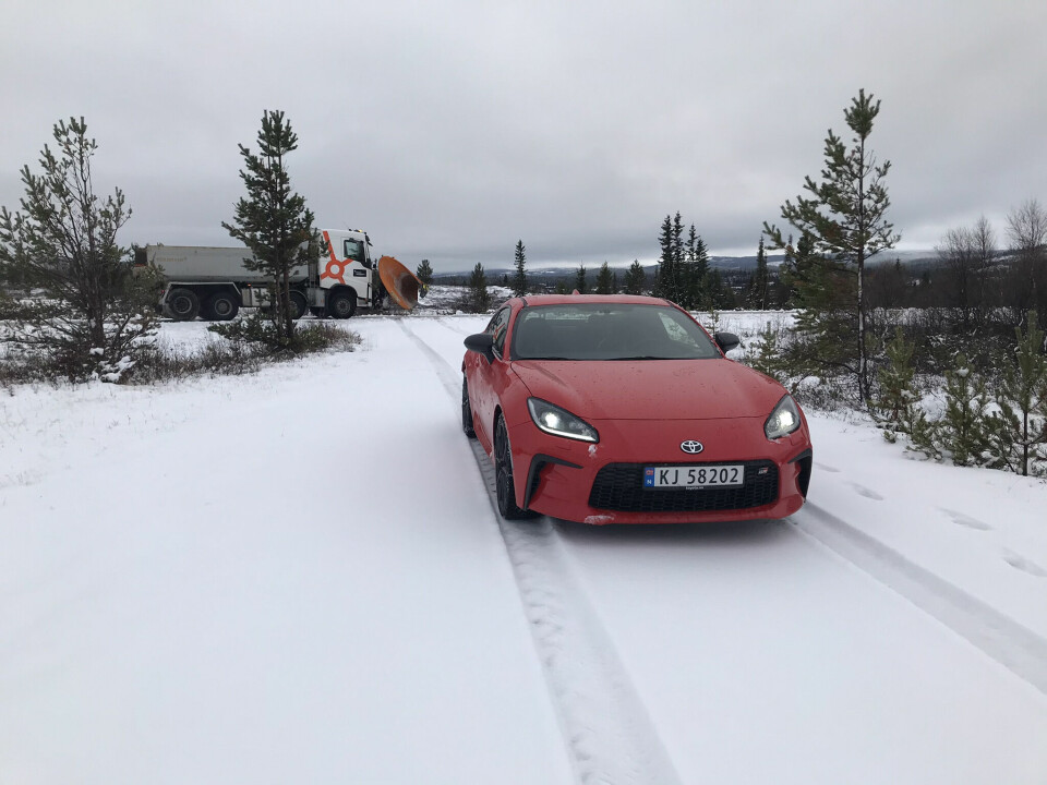 PÅ VINTERDEKK: Kanskje ikke verdens beste vinterbil, men Toyota GR86 har en rekke andre kvaliteter.