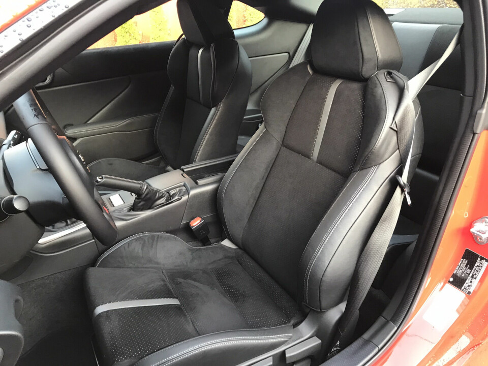 KOMFORT: Sportssetene gir godt med støtte og er egentlig det eneste komfortelementet i GR86.