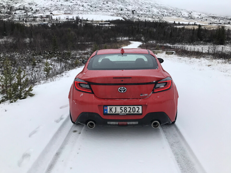 FETE ENDERØR: Eksosanlegget produserer litt snerr når GR86 akselererer og er grovere i sportsmodus enn i normal- eller snømodus. Lyden blir forsterket inn til cockpit via en dedikert høyttaler og Active Sound Control (ASC).
