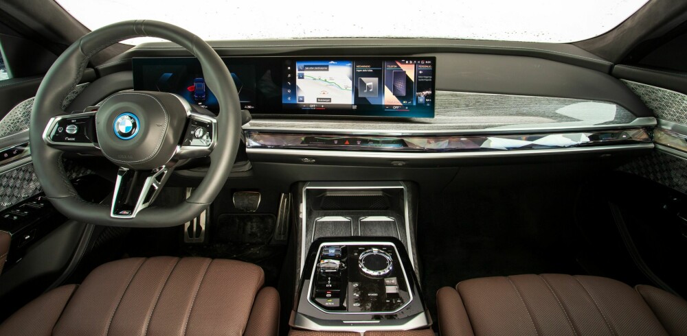 <b>PYNTET:</b> Det holder ikke lenger med et nøkternt, førerorientert dashbord i en luksus-BMW. Men skjermbetjeningen er heldigvis bra. 