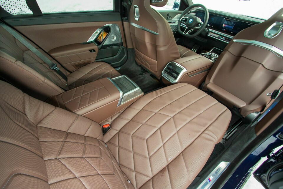 STREKK UT: I loungesetet på høyre side bak har du det bedre enn i førerstolen. I alle fall på smale, norske veier.