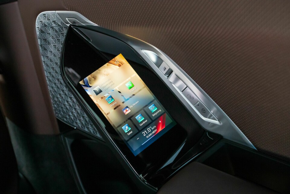 FULL KONTROLL: I hver bakdør er det en integrert betjeningsskjerm på størrelse med en smarttelefon.