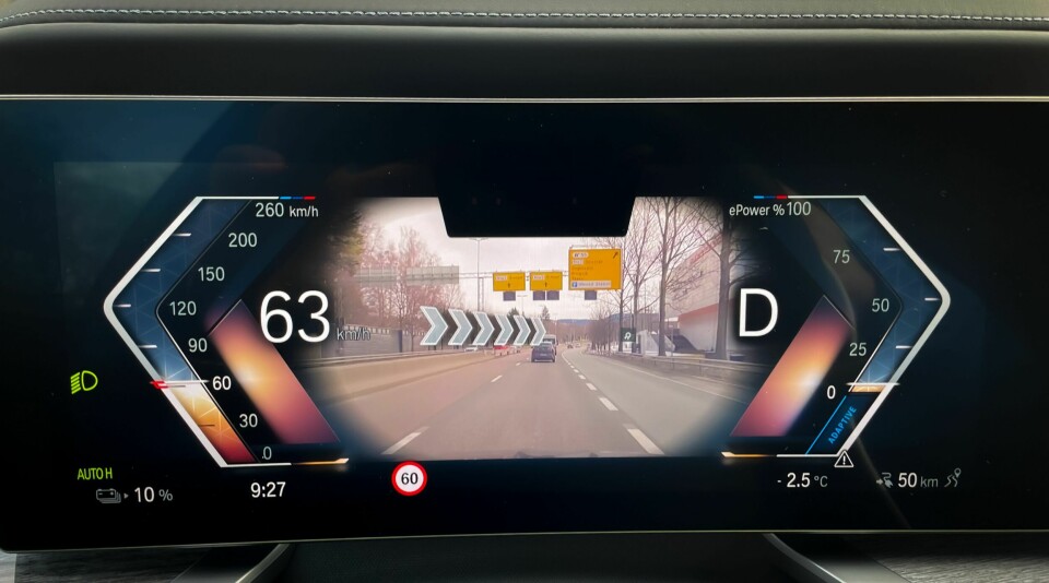 VISER VEI: En av utallige gimmicker som følger en moderne luksusbil. Kameraveivisning med litt augmented reality i dashbordet klarer ingen seg uten.