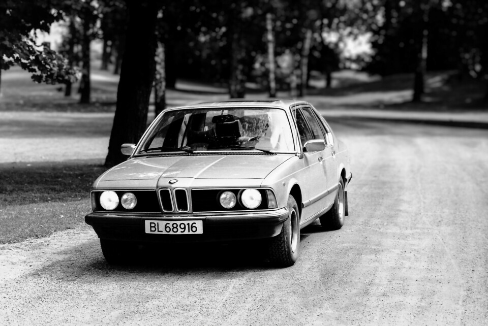 PRAKTBIL 1980: BMW første 7-serie, her i 732i-utgave, var en bil helt utenom det vanlige i norsk bilpark.