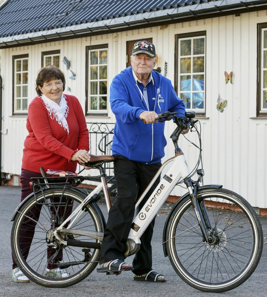 <b>DAGLIG TRIM:</b> På Bostrak i Telemark er innbyggerne vant til å se Sputnik på sin daglige sykkeltur. Den ble han avhengig av etter blodproppen for noen år tilbake.