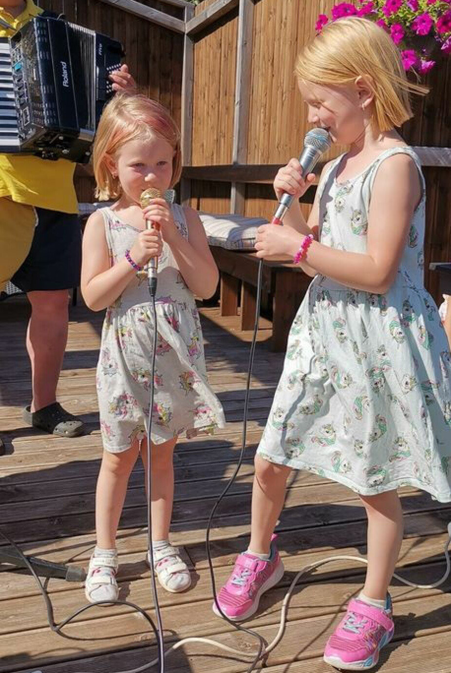 <b>I BESTEFARS FOTSPOR:</b> Barnebarna Nelia og Zelda på syv og fem år synger med «Bessa» på festival i fjor sommer. Snart platedebuterer de med bestefar.