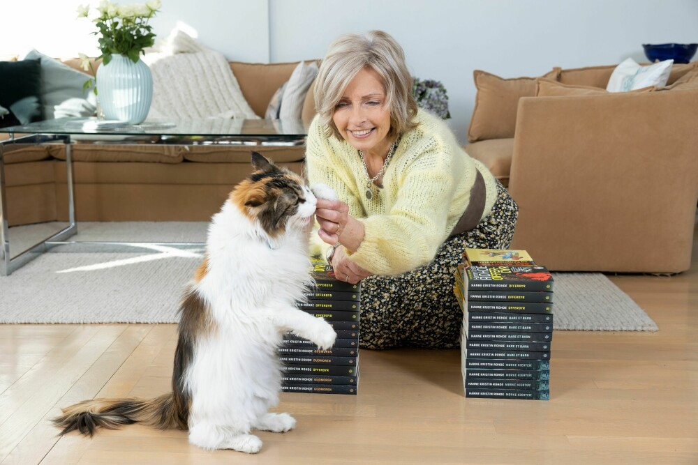 <b>ELSKER KATTER:</b> Katten Smule har vært forfatterens faste kompanjong i 12 år. Kjæledyret gir henne mye glede i hverdagen.