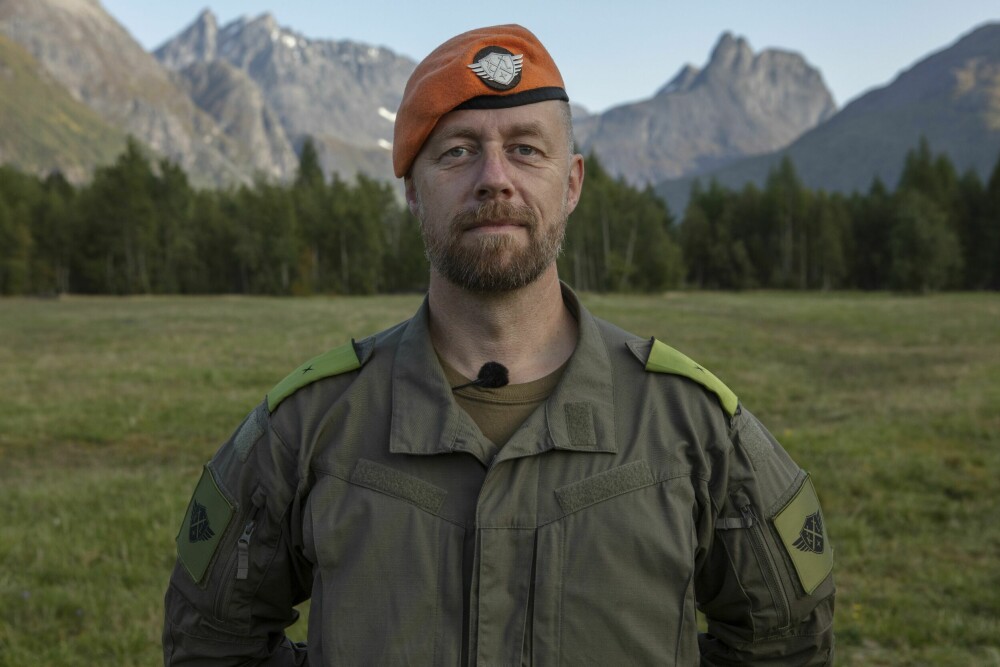 <b>«FRYKTET» FENRIK:</b> Fra sesong 1 har Geir Aker hatt rollen som «Fenriken» i «Kompani Lauritzen». I virkeligheten var han kaptein da han jobbet i Forsvaret, som er en høyere militærgrad enn fenrik.