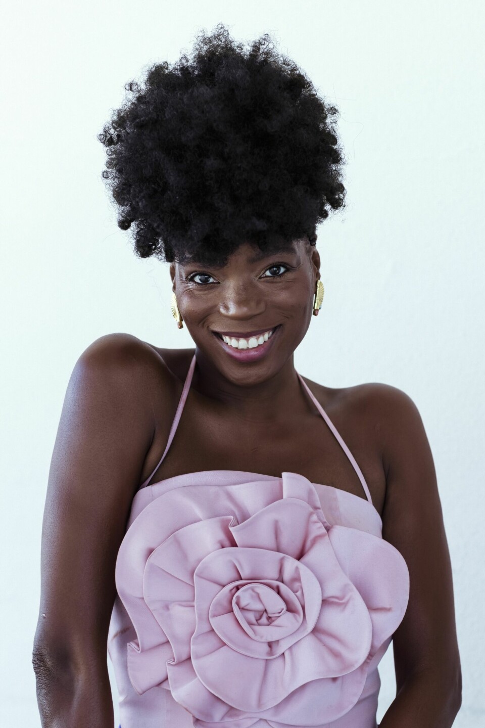 TROR PÅ PARTERAPI: – Å leve sammen med et menneske i lang tid vil være utfordrende. Sånn er det bare, sier Tinashe. Hun mener at alle par har godt av å gå i terapi sammen.