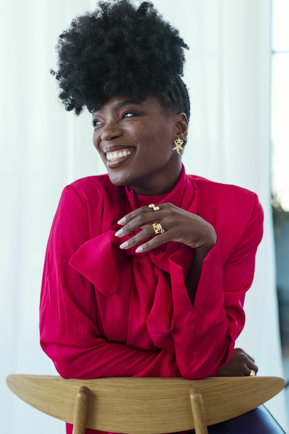 STEG FOR STEG: – «Du har forandra verden bitte litt», sa datteren min da jeg kom ut med boka Håndbok for unge antirasister. Det er jeg stolt av, sier Tinashe.