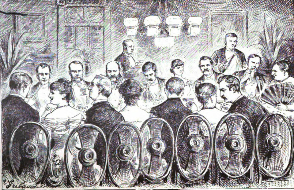 KONDISJONERTE KRETSER: Slik ble et typisk middagsselskap med prominente gjester hos familien Mandelbaum presentert av en samtidig tegner. Kontaktnettet hjalp Fredericka til å unngå pågripelse, men også til å få omsatt tyvegods.