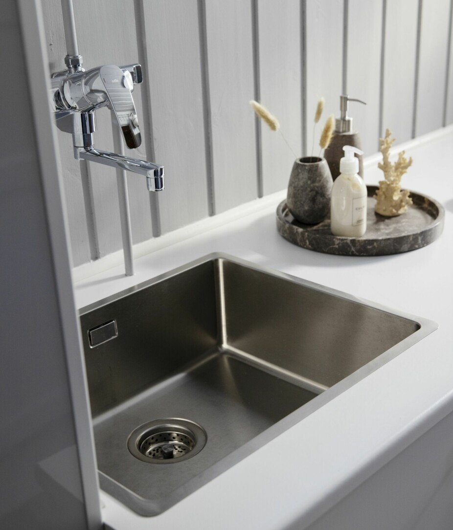 VASK: Oppvaskkummen og benkeplaten er fra Ikea. Armaturen er beholdt fra det opprinnelige vaskerommet.