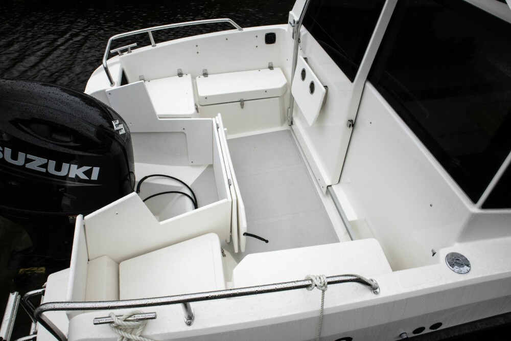<b>LITE:</b> Akterdekket har noen få sitteplasser, men innvendig plass i kabinen er prioritert i denne båttypen.