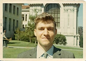 <b>NYANSATT LÆRER:</b> En ung Ted Kaczynski, tilsynelatende fornøyd med å være universitetslærer. Men bak det stive smilet skjulte det seg et brennende hat mot samfunnet.