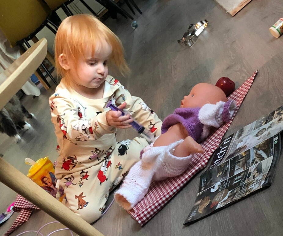 LEK: Lily-Alette passer godt på at også dukken har det bra.