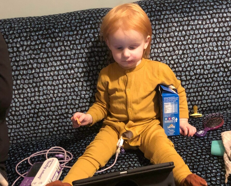 KNAPP PÅ MAGEN: Lily-Alette får mat via knappen på magen.