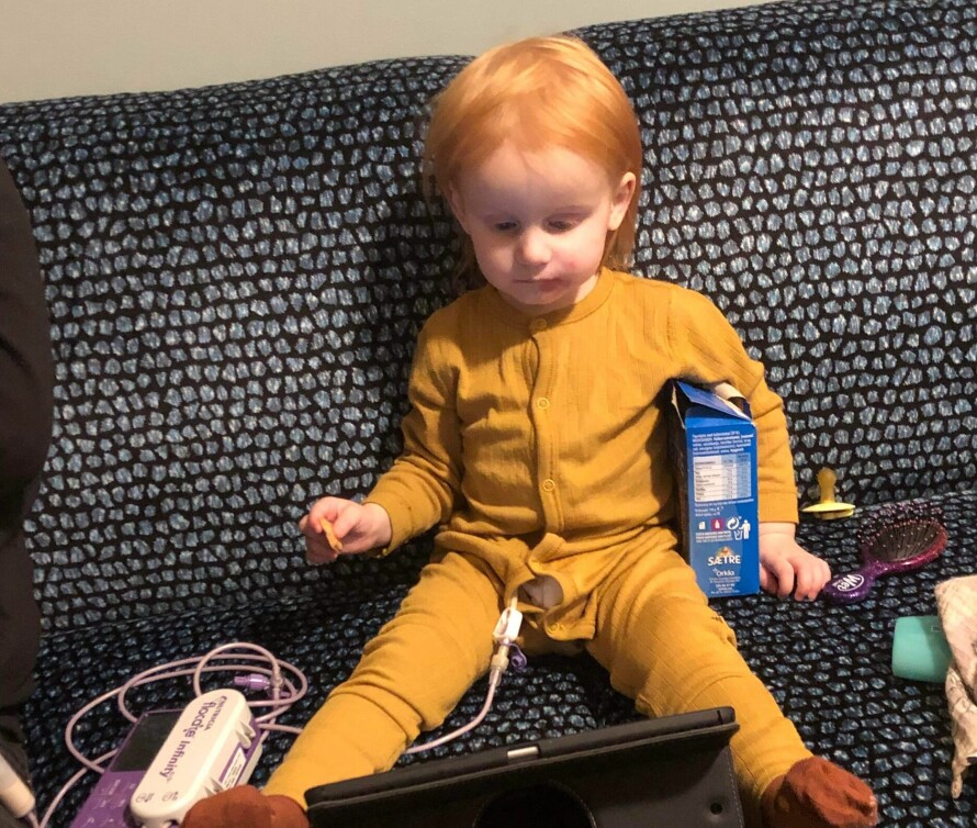 SELEKTIV SPISEVEGRING: Lily-Alette får mat via knappen på magen.