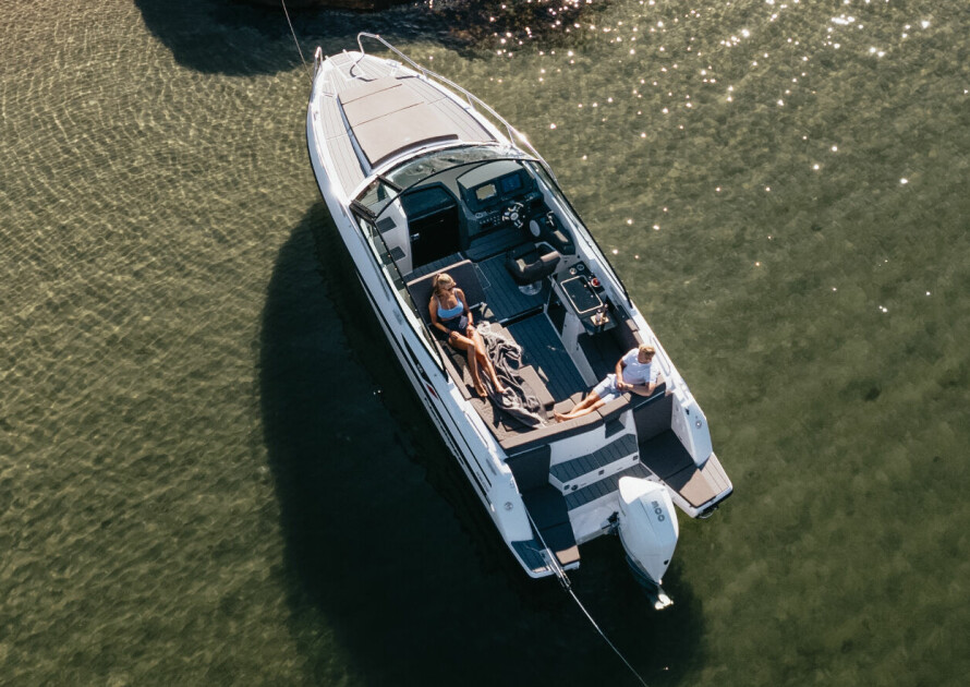 UTEPLASS: Selv om byssa tar noe plass, er båten stor nok til at det blir gode sitteforhold i cockpit.
