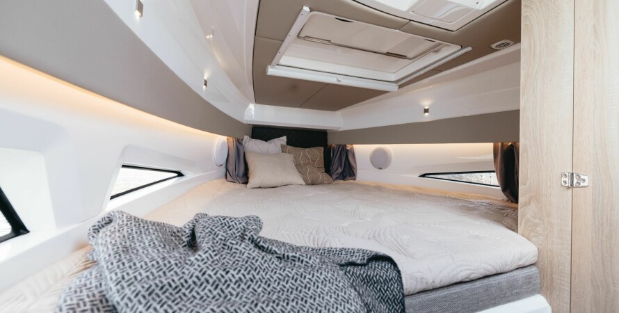 GOD LØSNING: Hovedkøya er i baugen. Luke i taket, god LED-belysning og gardiner til skrogvinduer gir fine soveforhold.