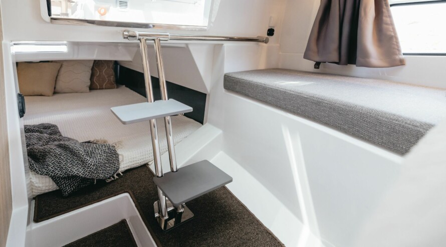 EKSTRA PLASS: Stikkøye i akterkant av kabinen. Fungerer også som bagasjeplass hvis to er på langtur. Sittepute på siden for omkledning.