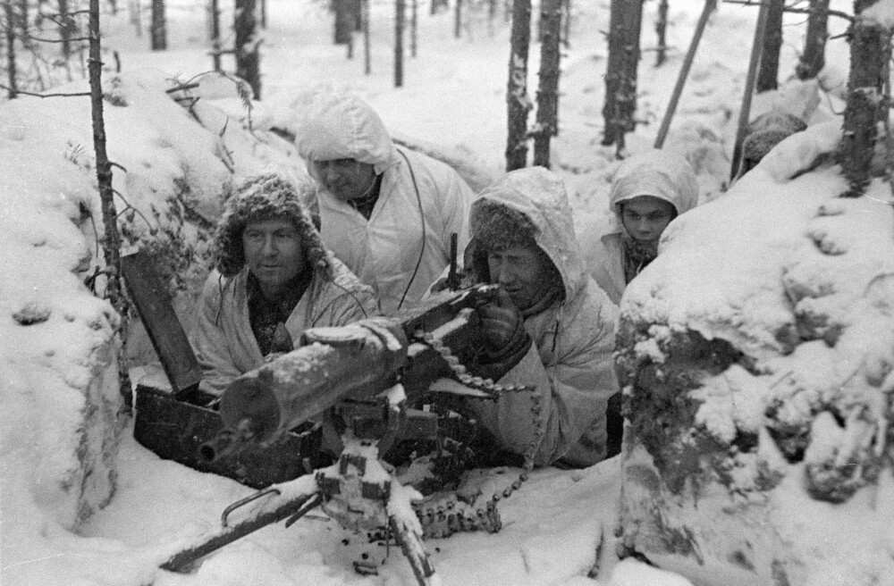 <b>STO IMOT:</b> Sovjetunionen hadde tre ganger flere soldater enn finnene, 30 ganger så mange fly, 200 ganger så mange stridsvogner. Men lik Goliat hadde Stalin undervurdert motstanderen. Her er finske soldater med en M/32-33 mitraljøse ved Taipalefronten 21. februar 1940.