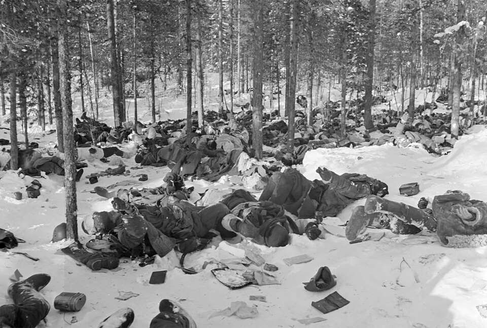 OVERVURDERT: Rundt 400 døde russere ligger døde på bakken etter et slag mot finnene, 1. februar 1940.